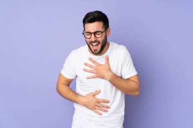 Kafkasyalı yakışıklı bir adam izole edilmiş arka planda gülümsüyor.