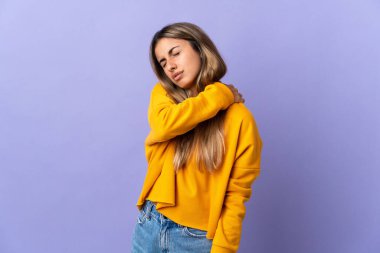 Tecrit edilmiş mor bir geçmişi olan genç İspanyol bir kadın omuz ağrısından muzdarip.