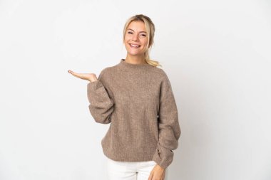 Beyaz arka planda izole edilmiş genç bir Rus kadın bir ilan vermek için avucunun içinde hayali bir fotokopi makinesi tutuyor.