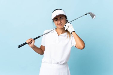 Genç İspanyol golfçü kadın izole edilmiş mavi duvarın üzerinde hayal kırıklığına uğramış ve kulaklarını kapatmış.