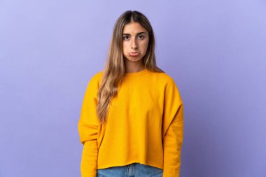 Hüzünlü bir ifadeyle, soyutlanmış, mor bir geçmişi olan genç İspanyol kadın.