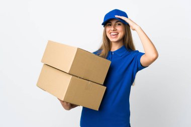Genç teslimatçı kadın izole edilmiş beyaz arka planda mutlu bir ifadeyle selamlıyor.