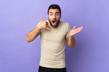 Sakallı, sakallı genç ve yakışıklı bir adam.