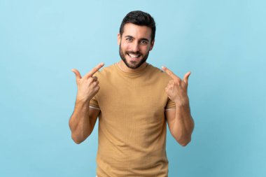 Sakallı, soyutlanmış bir geçmişi olan genç ve yakışıklı bir adam iyi niyet gösterisi yapıyor.