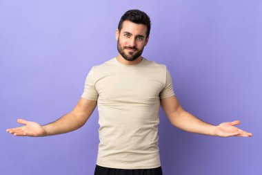 Sakallı, genç ve yakışıklı bir adam. Tecrit edilmiş bir geçmişi var.