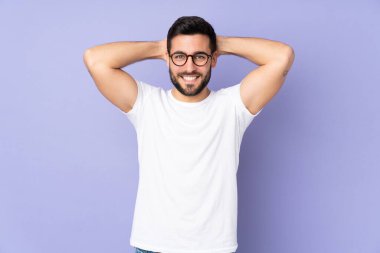 Kafkasyalı yakışıklı adam soyutlanmış arka planda gülüyor.