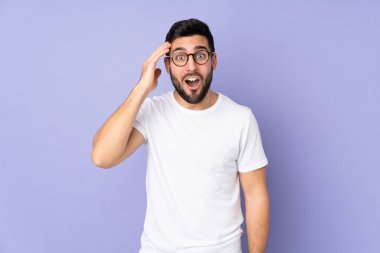 Kafkasyalı yakışıklı adam tecrit edilmiş bir geçmişin farkına vardı ve çözüme niyetlendi.