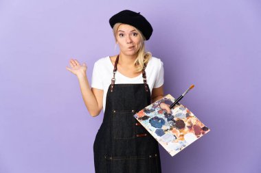 Mor arka planda izole edilmiş bir palet tutan genç Rus kadın ellerini kaldırırken şüpheleri vardı.