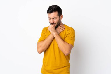 Beyaz arka planda sakallı yakışıklı genç adam çok öksürüyor.