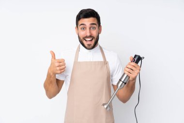 Beyaz arkaplanda izole edilmiş el blenderi kullanan adam işaret veriyor