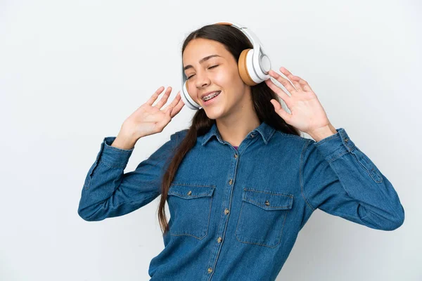 Joven Francesa Aislada Sobre Fondo Blanco Escuchando Música Cantando — Foto de Stock