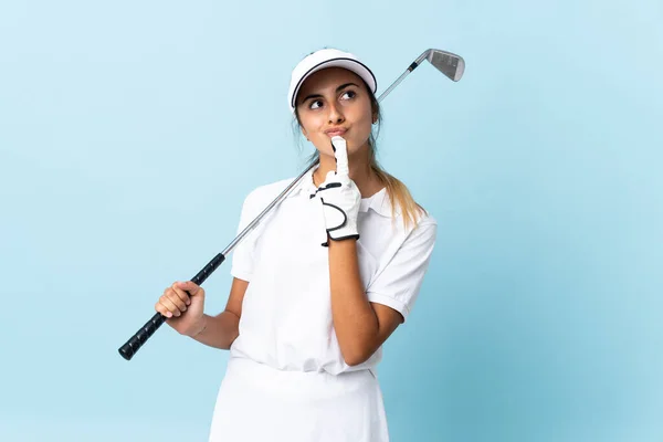 Joven Golfista Hispana Mujer Sobre Aislada Pared Azul Teniendo Dudas — Foto de Stock