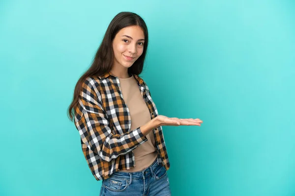 Joven Francesa Aislada Sobre Fondo Azul Presentando Una Idea Mientras —  Fotos de Stock