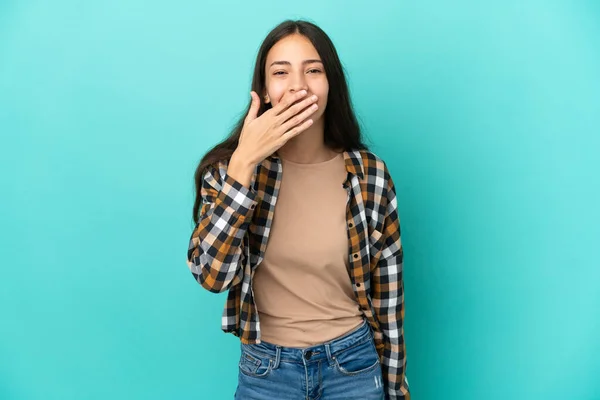 Joven Francesa Aislada Sobre Fondo Azul Feliz Sonriente Cubriendo Boca —  Fotos de Stock