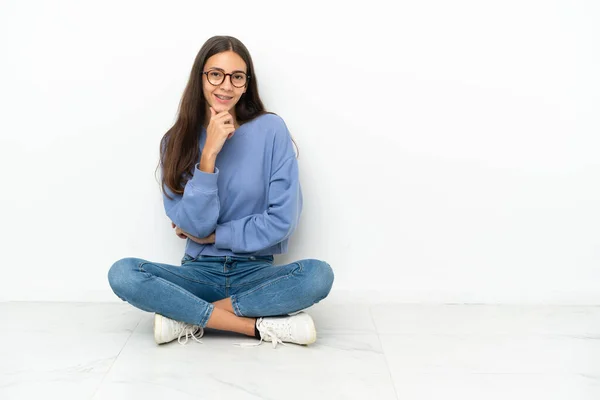 Jeune Fille Française Assise Sur Sol Avec Des Lunettes Souriant — Photo