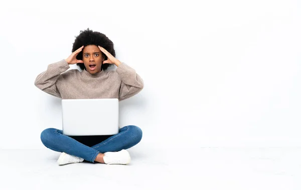 Jovem Afro Americana Com Laptop Sentado Chão Com Expressão Surpresa — Fotografia de Stock