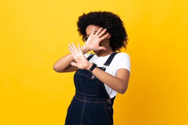 Giovane Donna Afroamericana Isolata Sfondo Giallo Nervoso Tendendo Mani Davanti — Foto Stock