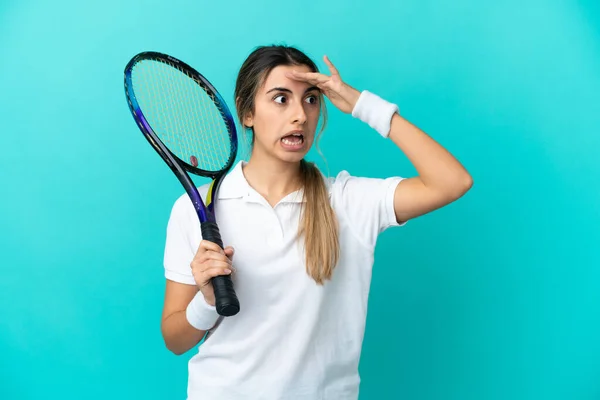 Joven Jugadora Tenis Aislada Sobre Fondo Azul Haciendo Gesto Sorpresa — Foto de Stock