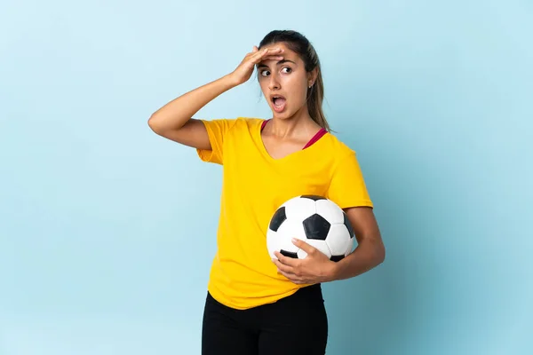 Молода Жінка Іспаномовного Футболіста Над Ізольованим Синьому Фоні Робить Несподіваний — стокове фото