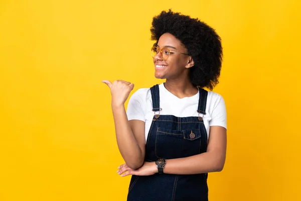 Молода Афроамериканська Жінка Ізольована Жовтому Фоні Вказує Бік Щоб Представити — стокове фото