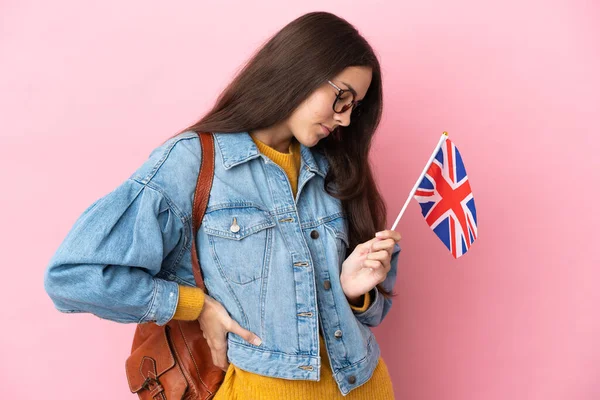 Joven Francesa Sosteniendo Una Bandera Del Reino Unido Aislada Sobre — Foto de Stock