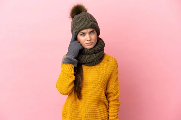 Ung Kaukasiska Flicka Med Vinter Hatt Isolerad Rosa Bakgrund Tänker — Stockfoto