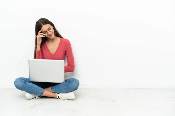 Young French Girl Sitting Floor Her Laptop Laughing — Stock Photo, Image