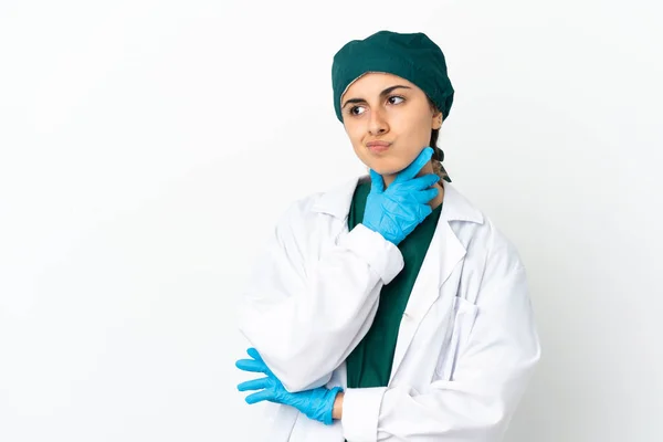 Χειρουργός Καυκάσιος Γυναίκα Απομονωμένη Λευκό Φόντο Έχει Αμφιβολίες — Φωτογραφία Αρχείου