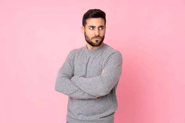 Caucásico Guapo Hombre Sobre Aislado Fondo Mantener Los Brazos Cruzados —  Fotos de Stock