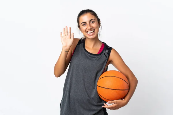 Junge Hispanische Frau Spielt Basketball Vor Isoliertem Weißen Hintergrund Und — Stockfoto