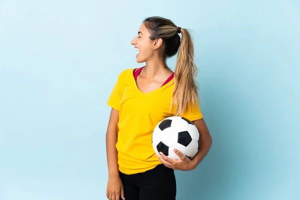 Молода Жінка Іспаномовного Футболіста Над Ізольованим Синьому Фоні Сміється Латеральному — стокове фото
