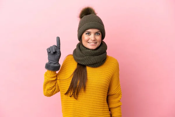 Ung Kaukasisk Flicka Med Vinter Hatt Isolerad Rosa Bakgrund Pekar — Stockfoto