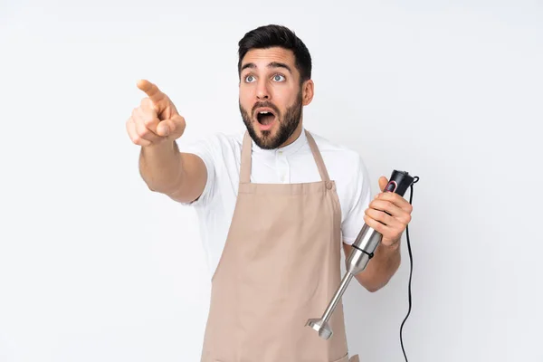 Man Met Behulp Van Hand Blender Geïsoleerd Witte Achtergrond Wijzend — Stockfoto