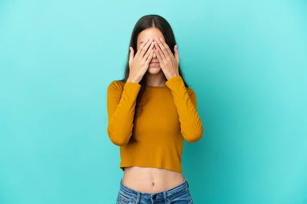 Jeune Française Isolée Sur Fond Bleu Couvrant Les Yeux Par — Photo