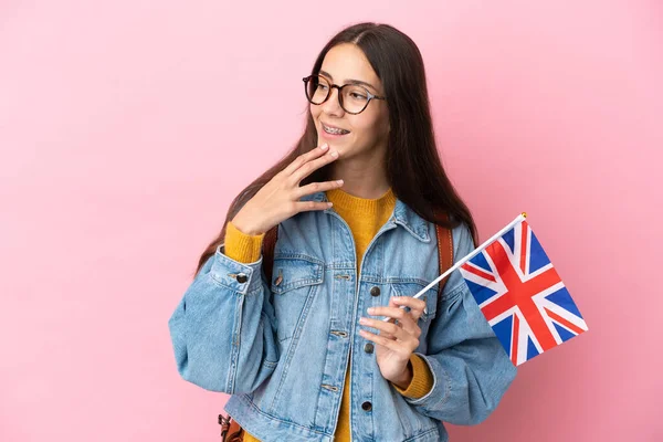 Joven Francesa Sosteniendo Una Bandera Del Reino Unido Aislada Sobre — Foto de Stock