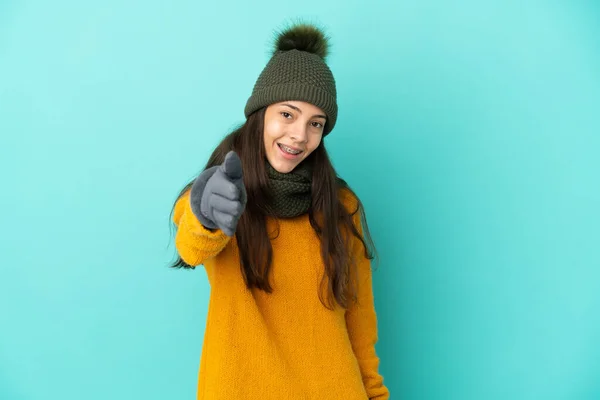 Menina Francesa Jovem Isolado Fundo Azul Com Chapéu Inverno Apertando — Fotografia de Stock