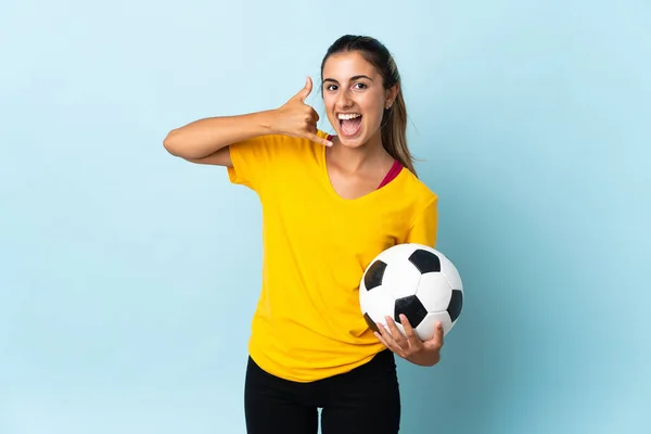 Joven Futbolista Hispana Aislada Sobre Fondo Azul Haciendo Gesto Telefónico — Foto de Stock