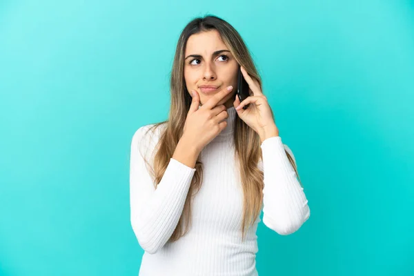 Jeune Femme Caucasienne Utilisant Téléphone Mobile Isolé Sur Fond Bleu — Photo