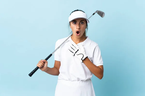 Mujer Joven Golfista Hispana Sobre Aislada Pared Azul Sorprendida Sorprendida — Foto de Stock