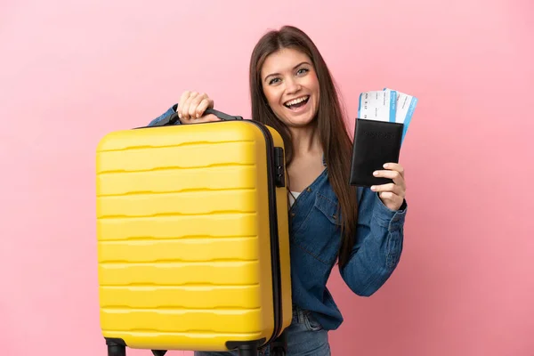 Jovem Caucasiana Isolada Fundo Rosa Férias Com Mala Passaporte — Fotografia de Stock