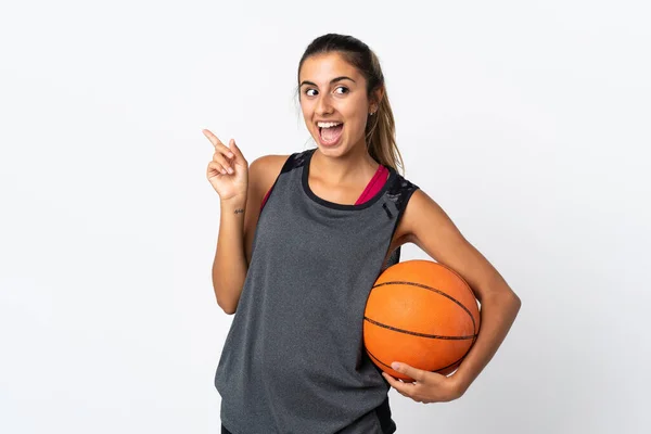 若いですヒスパニック女性プレイバスケットボール上の隔離された白い背景に実現しようとしています解決策指を持ち上げながら — ストック写真