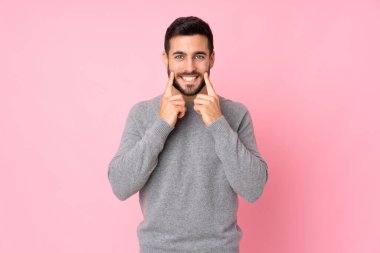 Kafkasyalı yakışıklı adam soyutlanmış geçmişinde mutlu ve hoş bir ifadeyle gülümsüyor.