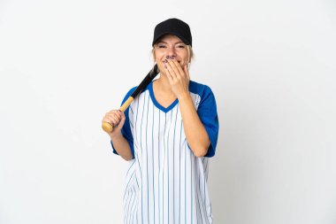 Beyzbol oynayan genç Rus kadın beyaz arka planda izole edilmiş mutlu ve ağzı kapalı gülümsüyor.