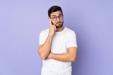 Kafkasyalı yakışıklı, soyutlanmış bir geçmişi olan bir adam bir fikir düşünüyor.