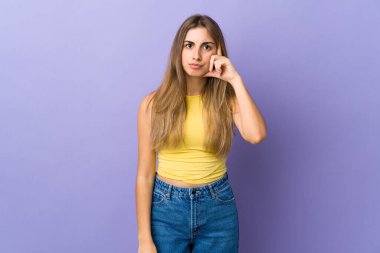 İzole edilmiş mor arka plan fikri olan genç bir kadın.