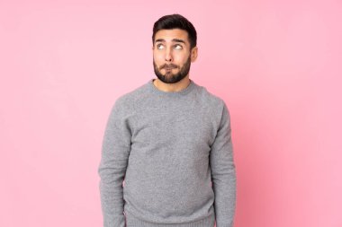 Kafkasyalı yakışıklı adam soyutlanmış geçmişine bakarken şüpheleri var.