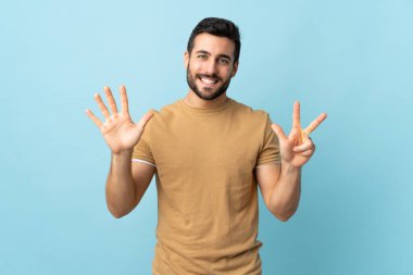 Sakallı, sakallı, genç ve yakışıklı bir adam.