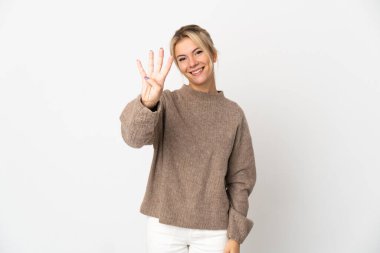 Beyaz arka planda izole edilmiş genç Rus kadın mutlu ve parmakları olan dört kişi sayıyor.