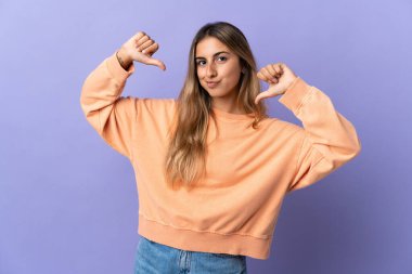 Soyutlanmış mor bir geçmişi olan genç İspanyol kadın gururlu ve kendini beğenmiş.