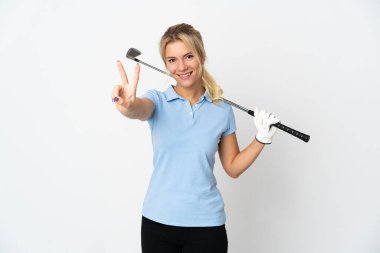 Beyaz arka planda izole edilmiş genç Rus golfçü kadın gülümsüyor ve zafer işareti gösteriyor.